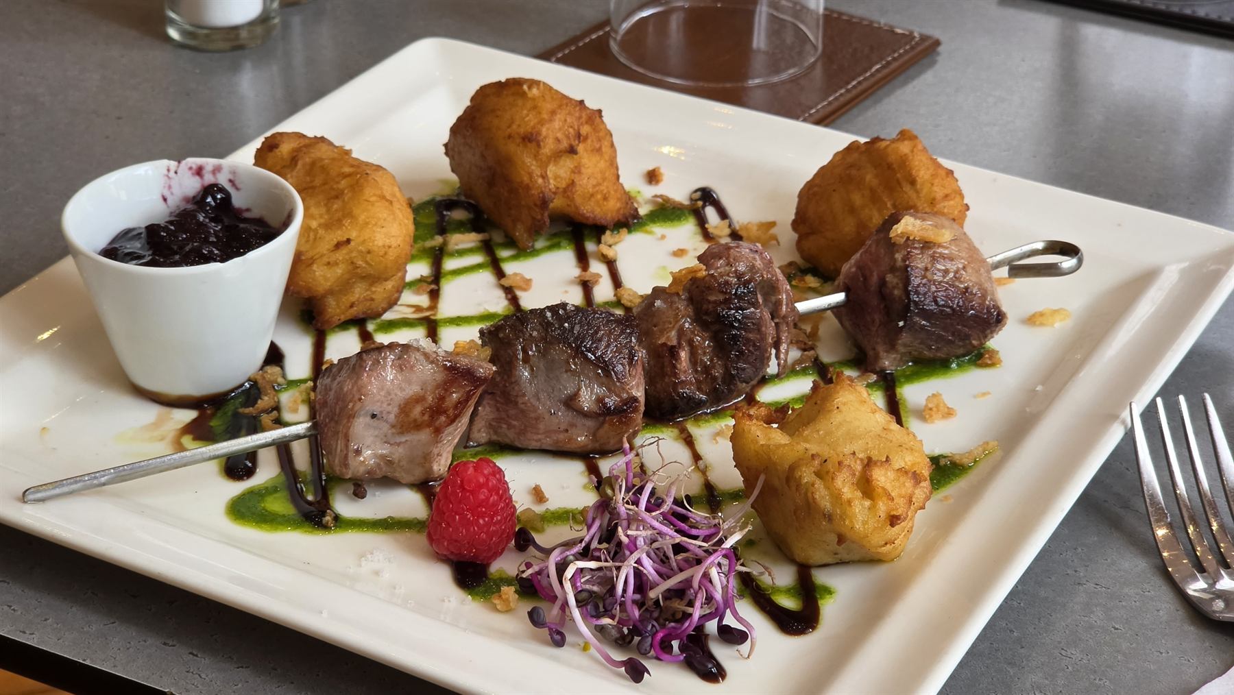 Brochette de magret, jus aux fruits rouges