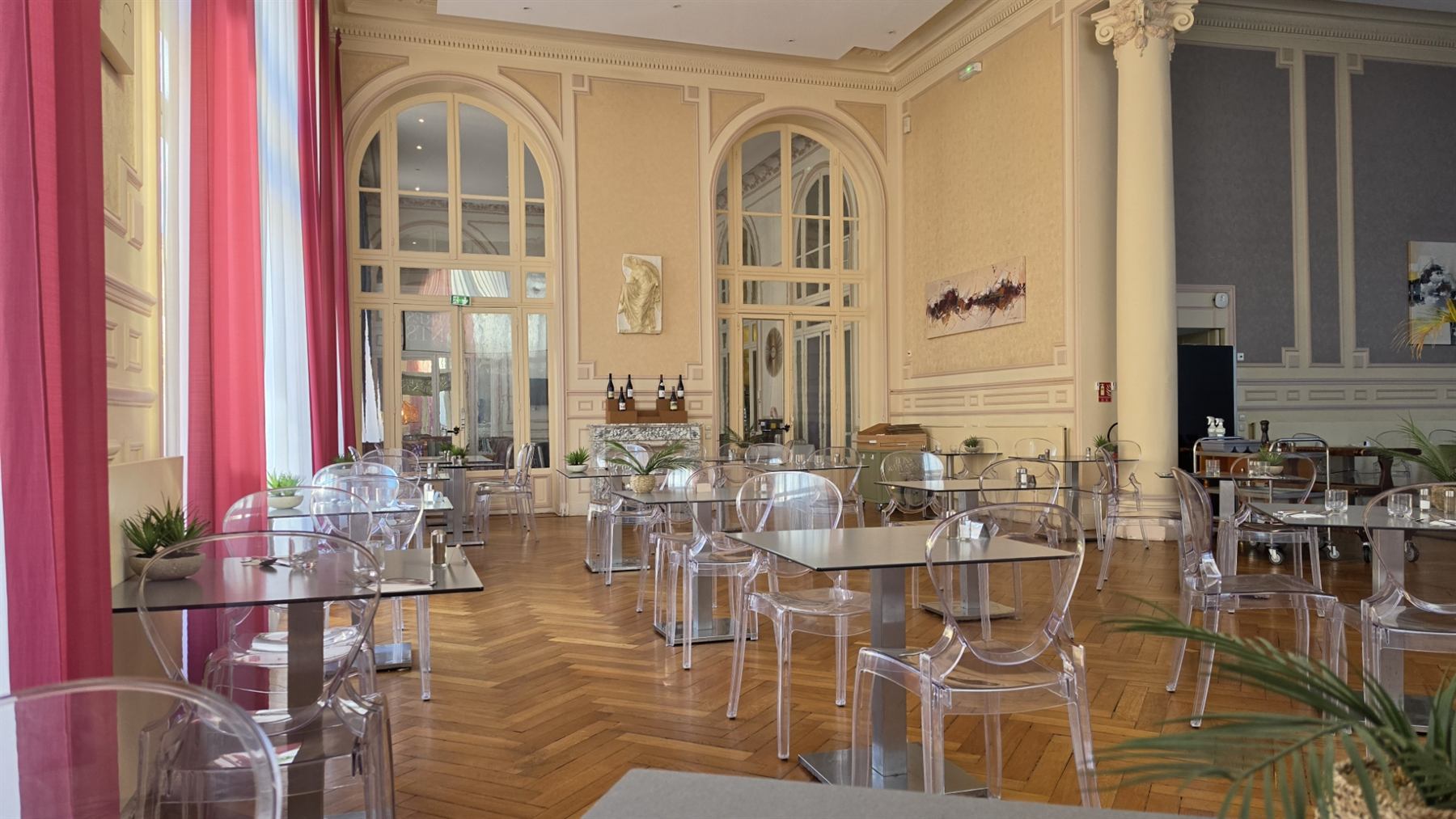 Salle de restaurant Belle Époque, parquet chevron, voûtes hautes